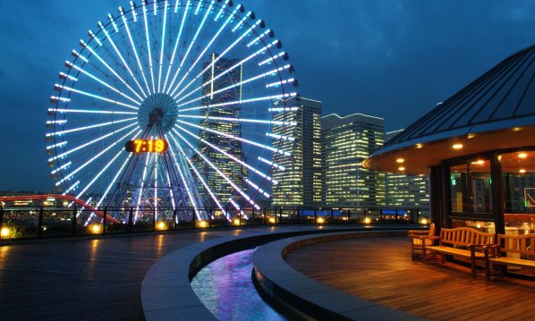 横浜みなとみらいの温泉施設 万葉倶楽部 展望足湯庭園