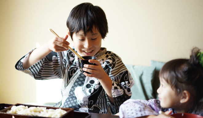 貸部屋(和室)で美味しいお食事をご家族でご一緒に
