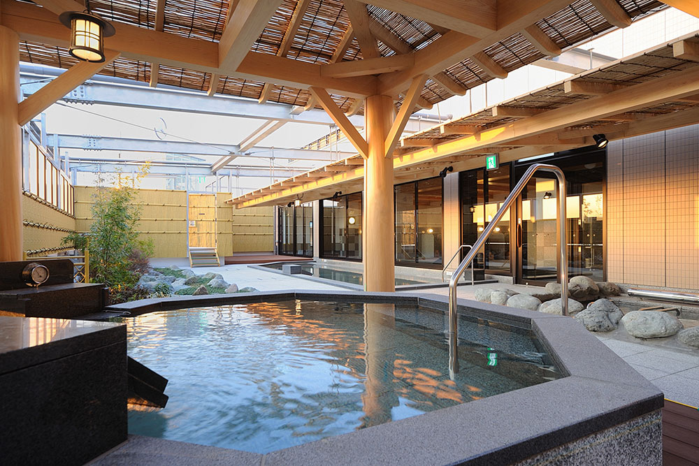 万葉の湯町田の露天風呂。湯河原温泉を楽しめる開放的な岩風呂